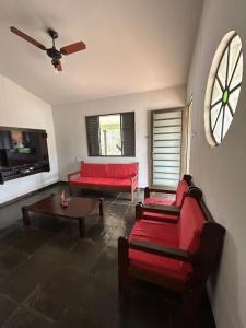 Et tv og/eller underholdning på Refugio a Beira do lago Piscina Churrasqueira Vista privelegiada para o Por dos sol Canto dos Passaros