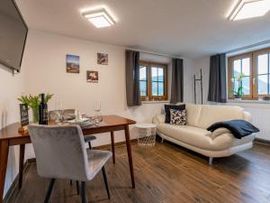 sala de estar con mesa y sofá en Bienenheim, en Schladming