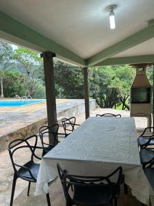 Billede fra billedgalleriet på Refugio a Beira do lago Piscina Churrasqueira Vista privelegiada para o Por dos sol Canto dos Passaros i Capitólio