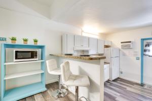una cucina con armadietti bianchi e frigorifero bianco di Hollywood Cottage Near Haulover Park Pets Welcome a Hollywood