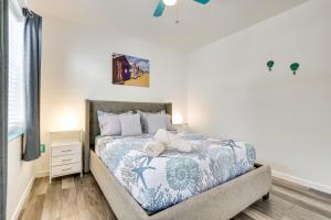 una camera con un letto e un piumone blu e bianco di Hollywood Cottage Near Haulover Park Pets Welcome a Hollywood
