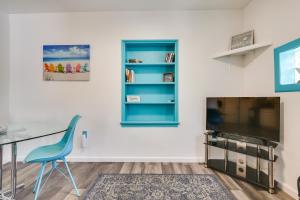 ein Wohnzimmer mit einem blauen Stuhl und einem TV in der Unterkunft Hollywood Beach Bungalow Near Golf Pets Welcome! in Hollywood