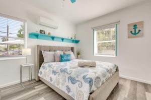 ein Schlafzimmer mit einem großen Bett und einem Fenster in der Unterkunft Hollywood Beach Bungalow Near Golf Pets Welcome! in Hollywood
