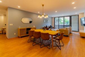 a dining room and living room with a table and chairs at Capitalia Galileo Residences in Mexico City