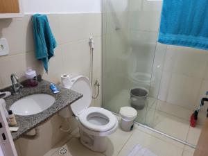 y baño con ducha, aseo y lavamanos. en CASA JARDIM PINHEIROS, en Maceió