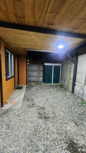 eine leere Garage mit Holzdecke und einem Gebäude in der Unterkunft Nui 1 in Punta Arenas