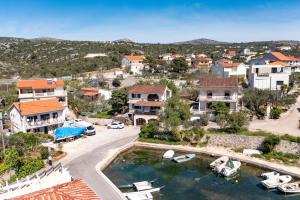una vista aerea di una città con barche in acqua di Apartments by the sea Stupin Celine, Rogoznica - 4264 a Rogoznica (Rogosnizza)