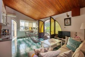 un soggiorno con un divano e un tavolo di Apartments by the sea Stupin Celine, Rogoznica - 4264 a Rogoznica (Rogosnizza)