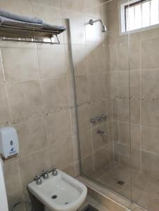 uma casa de banho com um chuveiro, um WC e um lavatório. em Mendoza Estudio Urbano II em Mendoza