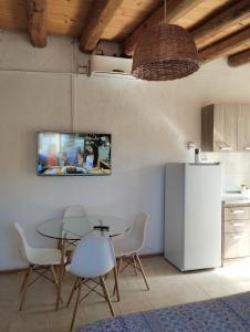 uma cozinha com uma mesa e um frigorífico branco em Mendoza Estudio Urbano II em Mendoza