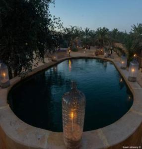 een vaas in het midden van een zwembad bij غزاله كامب in Siwa