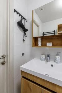 的住宿－Современные Апартаменты с 2 комнатами，一间带水槽和镜子的浴室