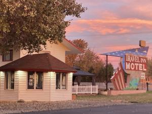 un motel con un cartel frente a un edificio en Travel Inn Motel, en Canon City