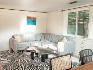 - un salon avec un canapé, une table et des chaises dans l'établissement The Shabby Sheek, à Bozeman