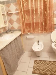 Casa Murru في غيراسول: حمام مع حوض ومرحاض ومرآة +19 صورة