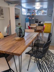 - une salle à manger avec une table et des chaises en bois dans l'établissement The Shabby Sheek, à Bozeman