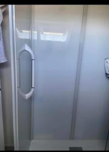Chambre privée في أنجيه: باب دش زجاجي في الحمام