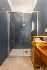 Un baño con ducha con puerta de cristal. en R&D Scassacocchi apartments 15, en Nápoles