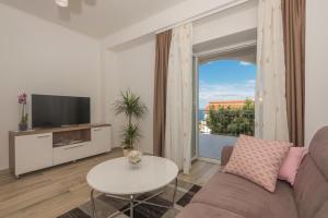 Μια τηλεόραση ή/και κέντρο ψυχαγωγίας στο Apartments with parking space Makarska - 23020