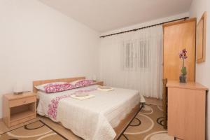 Ένα ή περισσότερα κρεβάτια σε δωμάτιο στο Apartments with parking space Makarska - 23020