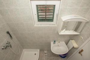 Ένα μπάνιο στο Apartments with parking space Makarska - 23020 +18 φωτογραφίες