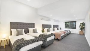 a room with four beds with cheetahs at Blackwood Manor Retreat in Braemar +49 photos