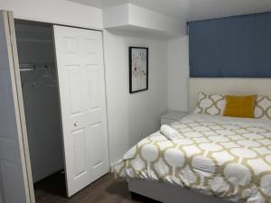 1 dormitorio con cama y armario en Lovely Room 4mins from Gatineau-Ottawa Airport, en Gatineau