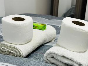 2 rollos de papel higiénico en una cama en Kayac Hostel en Huaraz