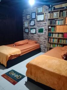 A bed or beds in a room at Lego-legona Bulubarakka