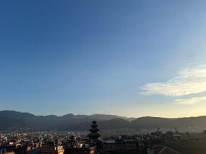 Blick auf eine Stadt mit Bergen im Hintergrund in der Unterkunft Hotel vintage Home in Bhaktapur