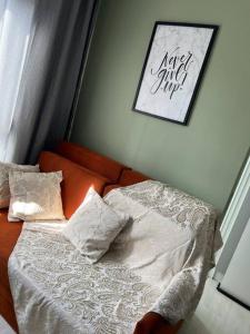 een bed met witte lakens en kussens in een slaapkamer bij Loft 406 in Curitiba