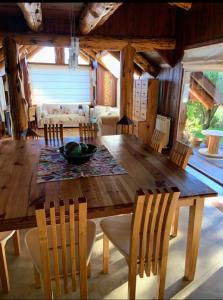 jadalnia z dużym drewnianym stołem i krzesłami w obiekcie Habitación privada en Casa Indra w mieście San Martín de los Andes