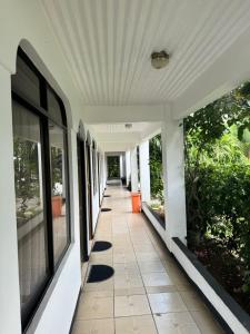 an empty hallway of a building with windows at Hotel y restaurante Tabaconess in Guácimo