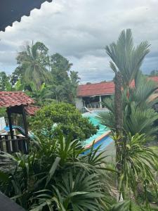 Blick auf den Pool von einem Resort in der Unterkunft Hotel y restaurante Tabaconess in Guácimo