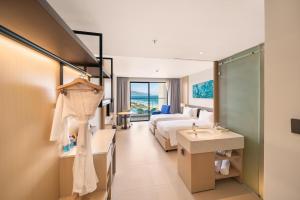 um quarto de hotel com uma cama e um lavatório em Arena Apart-Resort Cam Ranh with Ocean view-Private beach em Cam Ranh