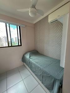 um pequeno quarto com uma cama verde em Excelente localização na zona norte - Sem Taxas no Recife
