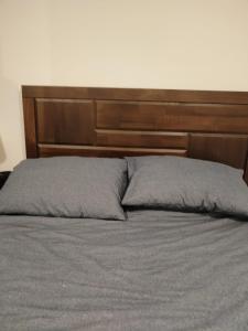 a bedroom with a bed with a wooden headboard at Departamento con exelente ubicacion in Pucón