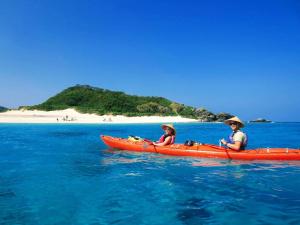 Marine Lodge Umigoya - Vacation STAY 23057v في زمامي: شخصان في قوارب الكاياك الحمراء في المحيط