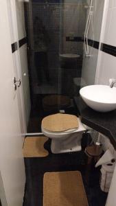 uma casa de banho com um chuveiro, um WC e um lavatório. em Studio confortável, na Marambaia. em Belém