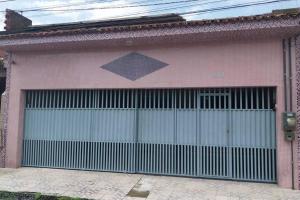 uma garagem com duas portas de garagem num edifício de tijolos em Studio confortável, na Marambaia. em Belém