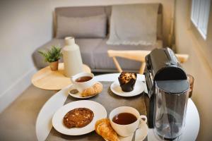 uma mesa de centro com duas chávenas de café e pastelaria em Luminoso Studio en Santiago Centro HOM em Santiago