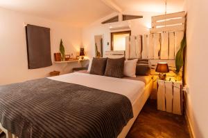 1 dormitorio con 1 cama grande en una habitación en B4 Beach Club, en Paje