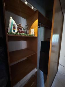 ein Schrank in einer Küche mit einigen Gegenständen darauf in der Unterkunft Habitación Cuitláhuac en Apartamento Compartido in Mexiko-Stadt