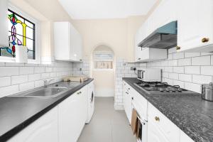 Kitchen o kitchenette sa Pass the Keys Olu no.9 - · Stylish 3 bed house with parking