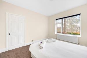 Un pat sau paturi într-o cameră la Pass the Keys Olu no.9 - · Stylish 3 bed house with parking