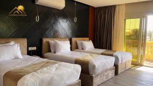 Säng eller sängar i ett rum på Golden Pyramids Sunrise Hotel