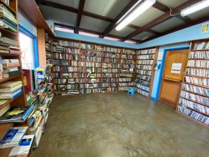 a large library with many shelves of books at Duerme en un hermoso Velero dentro de la Marina in La Paz