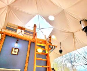 Litera o literas en una habitación de La générale Sherman, Expérience hébergement le luxe sauvage avec vue et jacuzzi