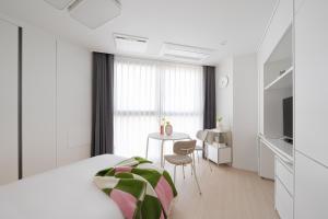 Urbanstay Dangjin Terminal客房内的一张或多张床位