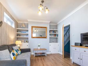 uma sala de estar com um sofá e uma mesa em Amelia House em Sheringham